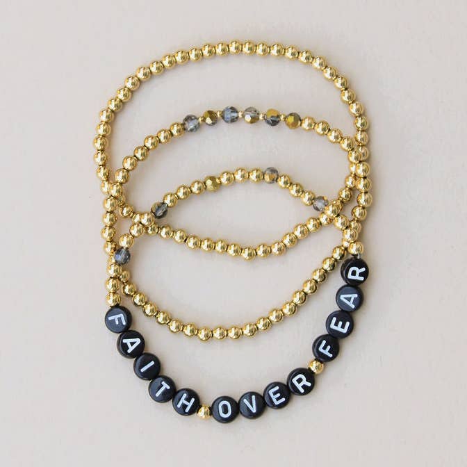 Pile de bracelets Faith Over Fear pour la vente par The Vintage Sparrow