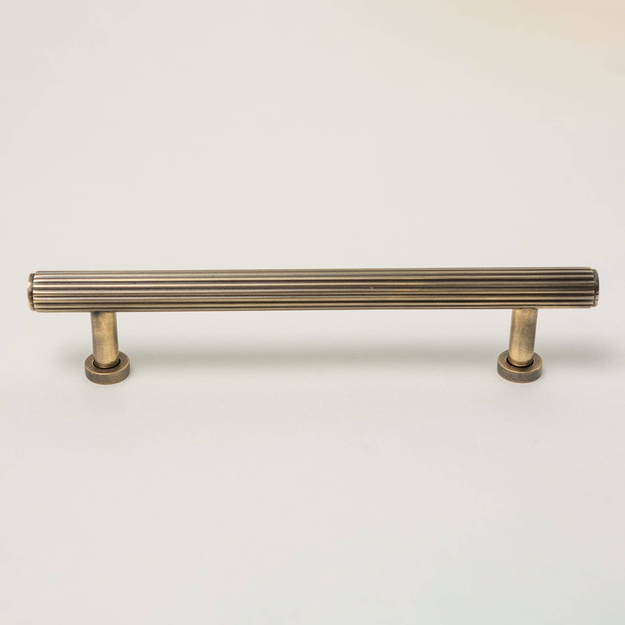 Brass bee – wholesale Knob/pull – Solid Brass Straight Knurled Kitchen Pull Handles & Knobs - Antique Brass Finish2
