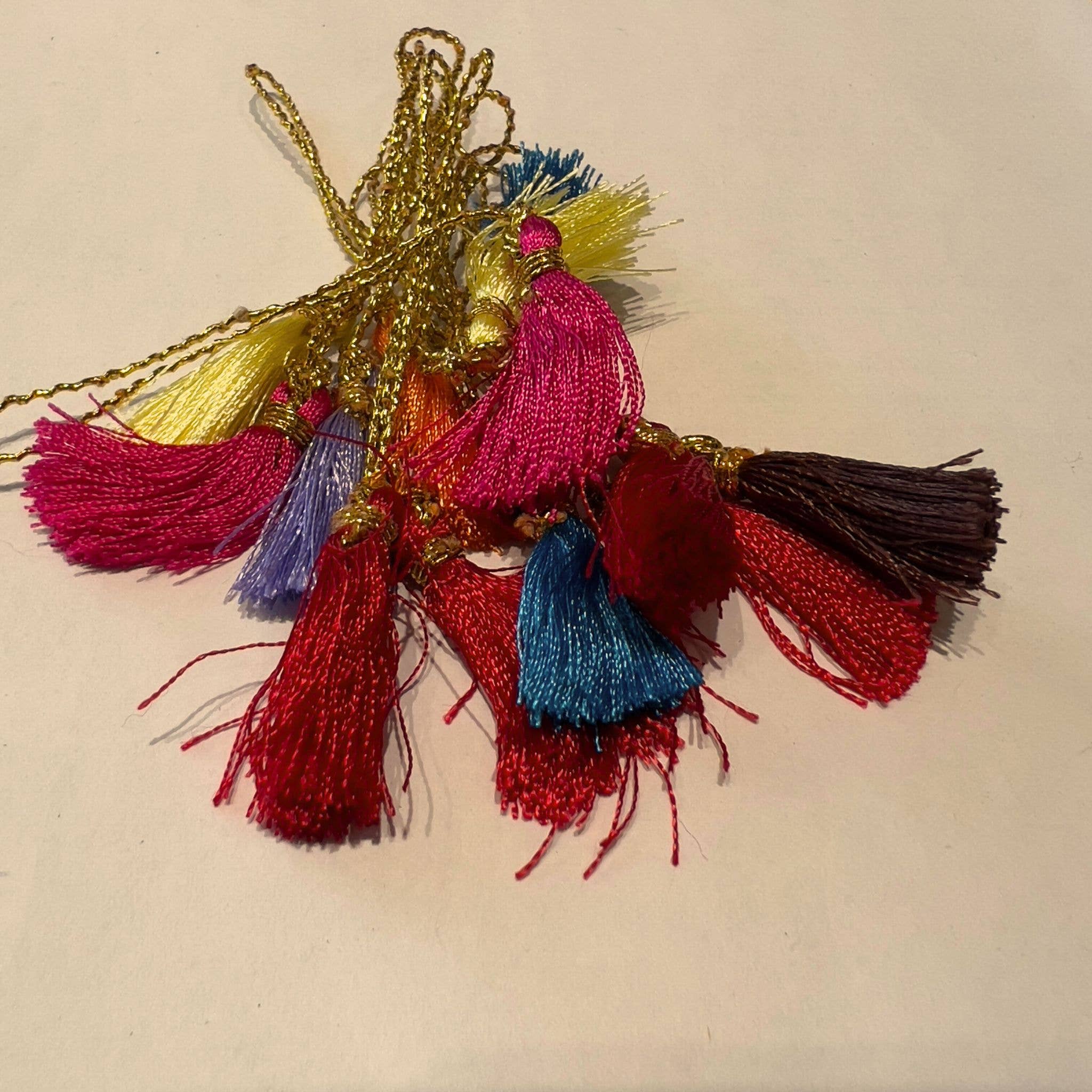 Indika - Venta al por mayor Borla decorativa - Borlas de colores brillantes, paquete de 10, para álbumes de recortes o regalos3
