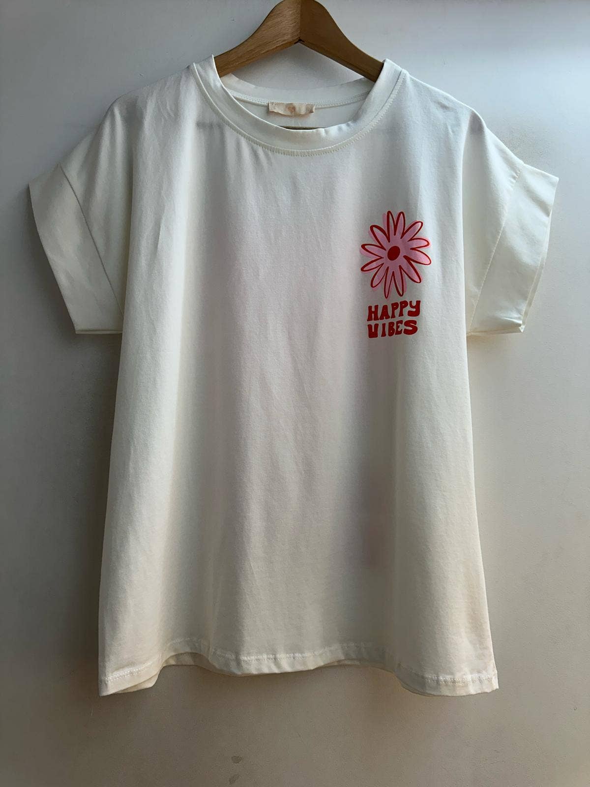 LORIANE – Engroshandel T-shirt med print - Dame – 8131SO t-shirt med HAPPY VIBES print, one size3