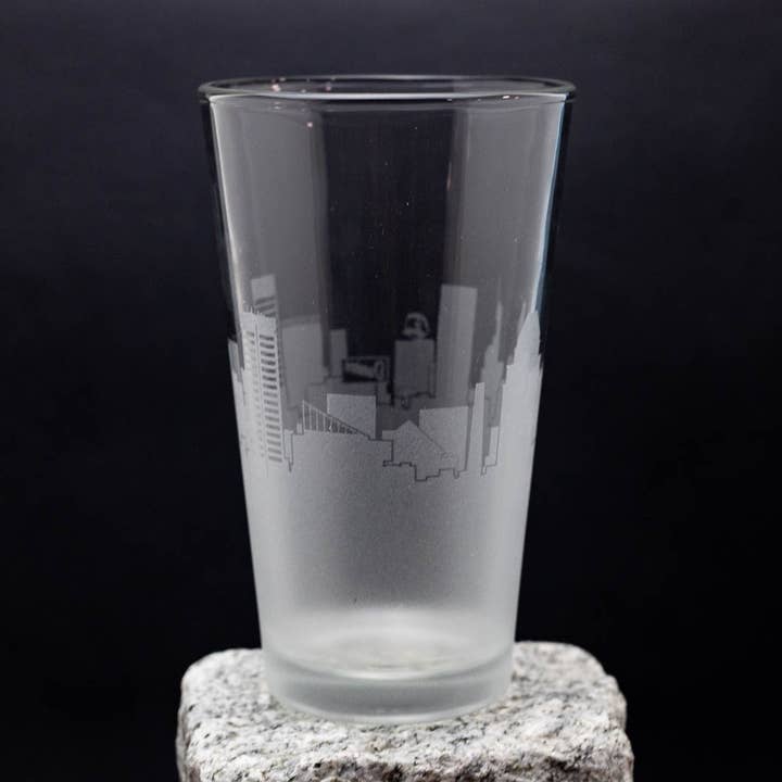 Verre à bière Skyline de Baltimore, Maryland pour la vente par Urban & Etched