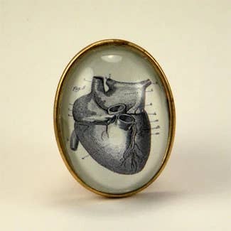 If I Only Had A Heart - Spilla anatomica con incisione a forma di cuore per la vendita all'ingrosso da parte di B.Berish