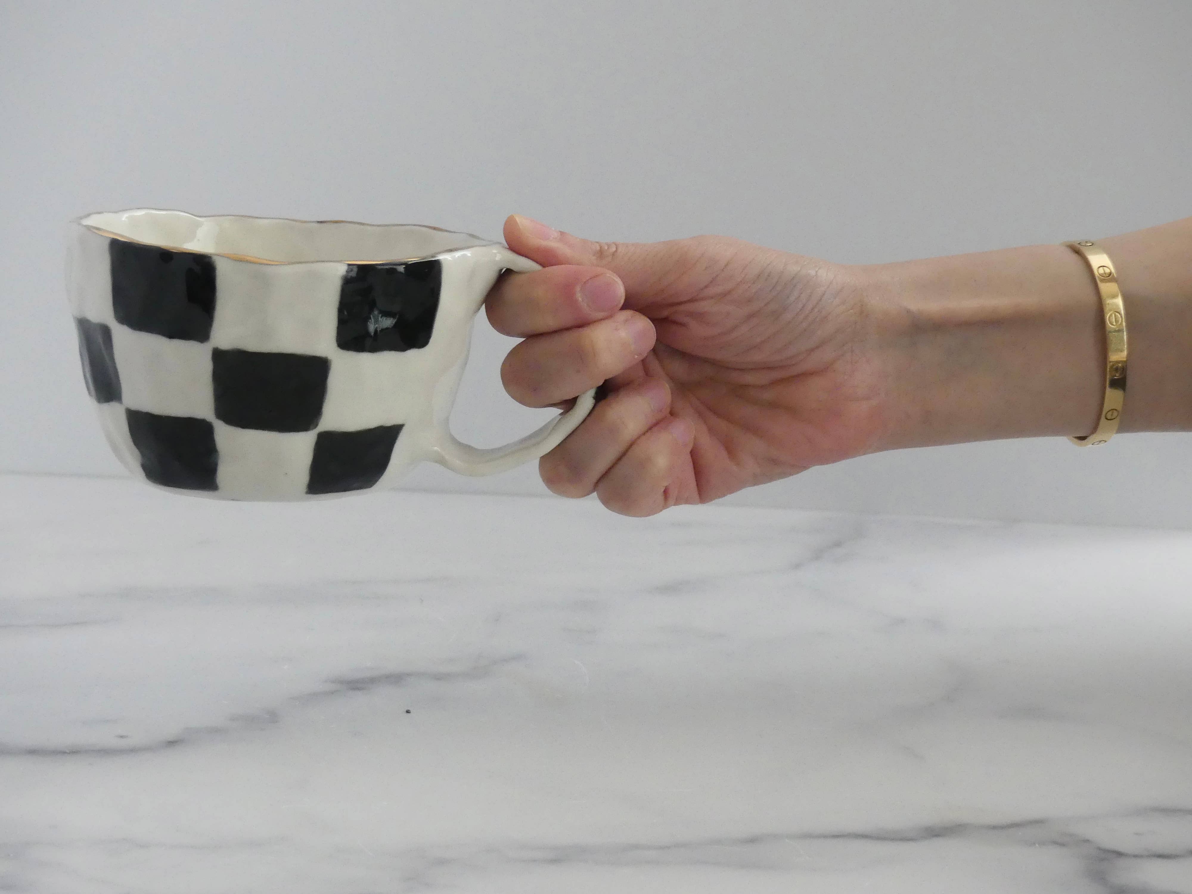 Design by Pouneh - Vente Tasse à café - Tasses pincées artisanales à damier 10 oz avec lustre doré 24 carats0