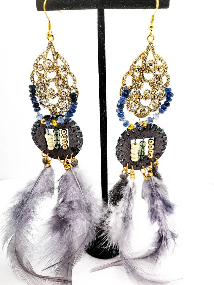 Boucles d'oreilles plumes saphir et diamants gris pour la vente par L. Styles, LLC