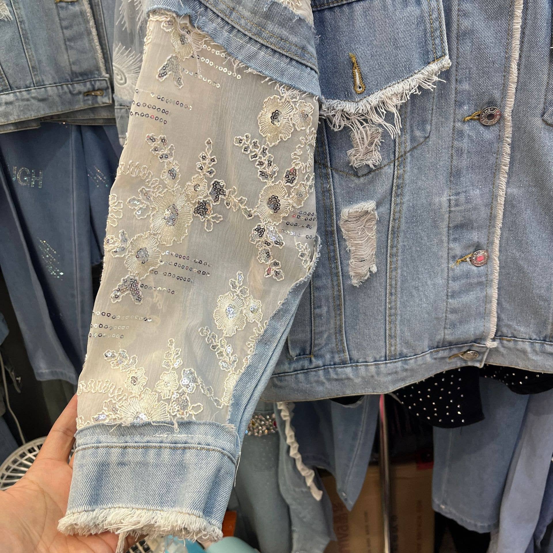 PEACH ACCESSORIES - Vendita all'ingrosso Giacca di jeans - Donna - Giacca di jeans con pizzo floreale e decorazioni di paillettes DNM054