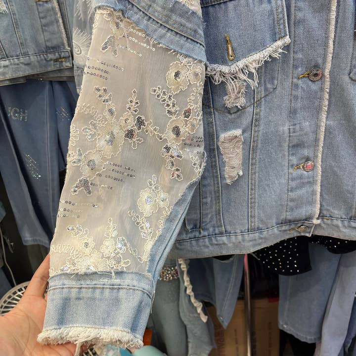 PEACH ACCESSORIES - Vendita all'ingrosso Giacca di jeans - Donna - Giacca di jeans con pizzo floreale e decorazioni di paillettes DNM054