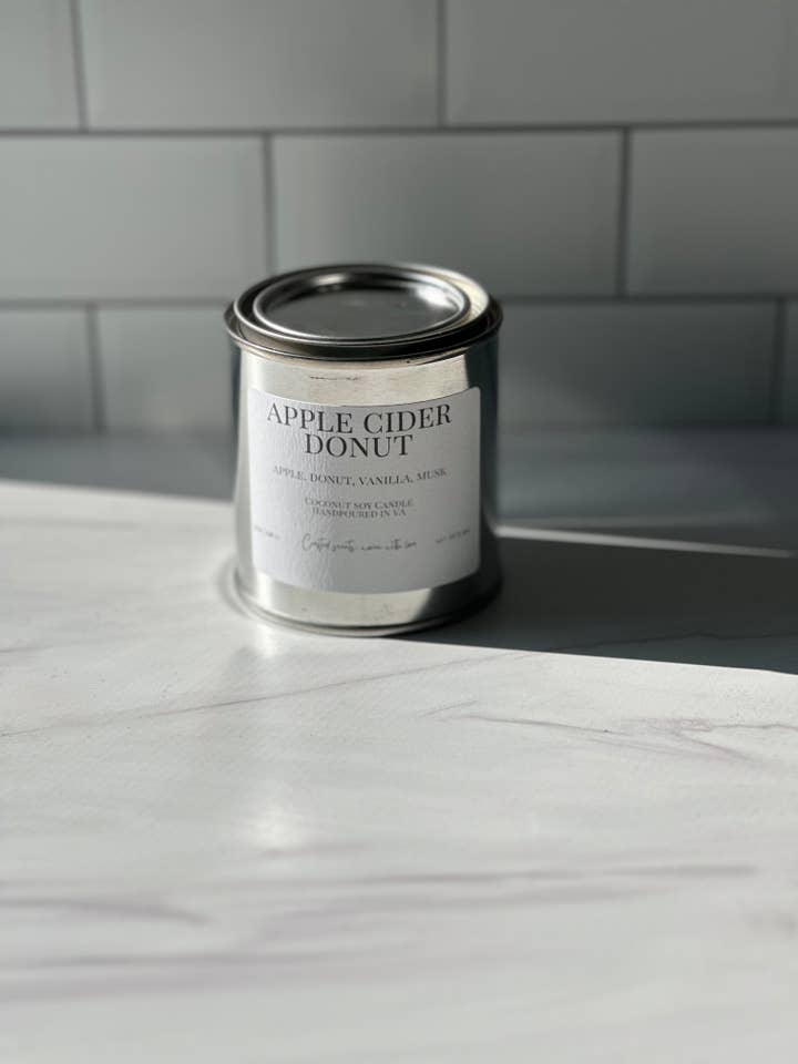 Bougie Donut au cidre pour la vente par Braided Twine Co.
