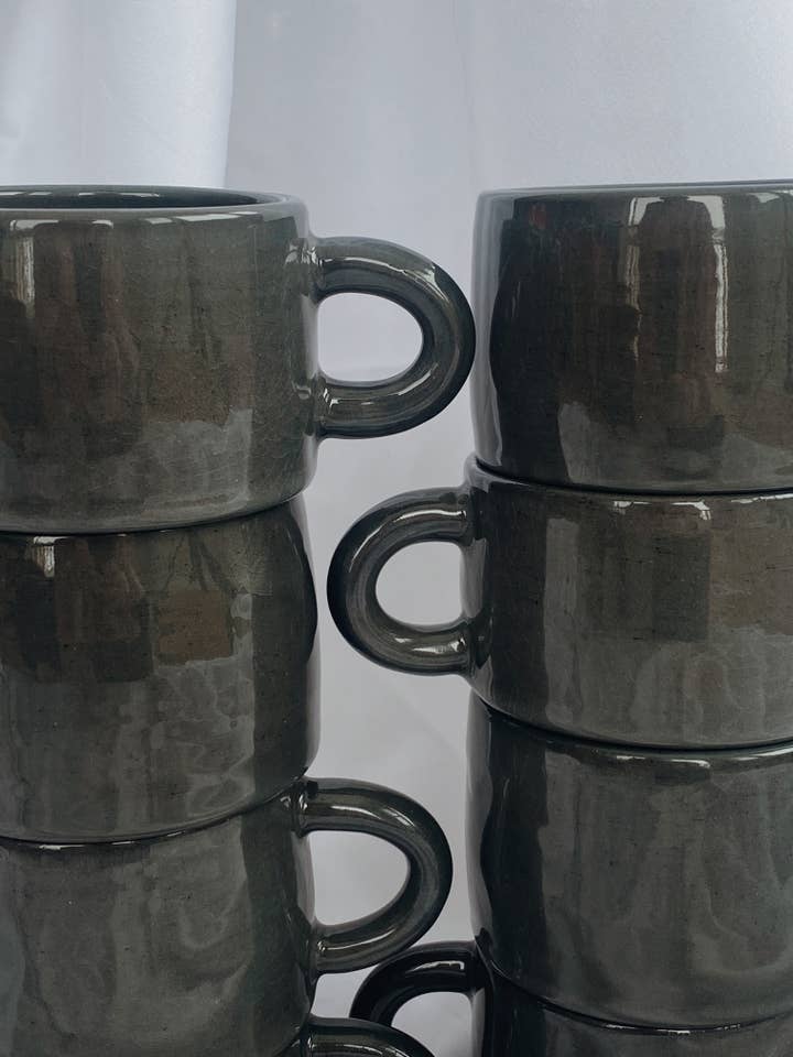 Mug noir épais. Peut contenir 10 à 12 onces. Entièrement vitré. pour la vente par H. Marie Ceramics
