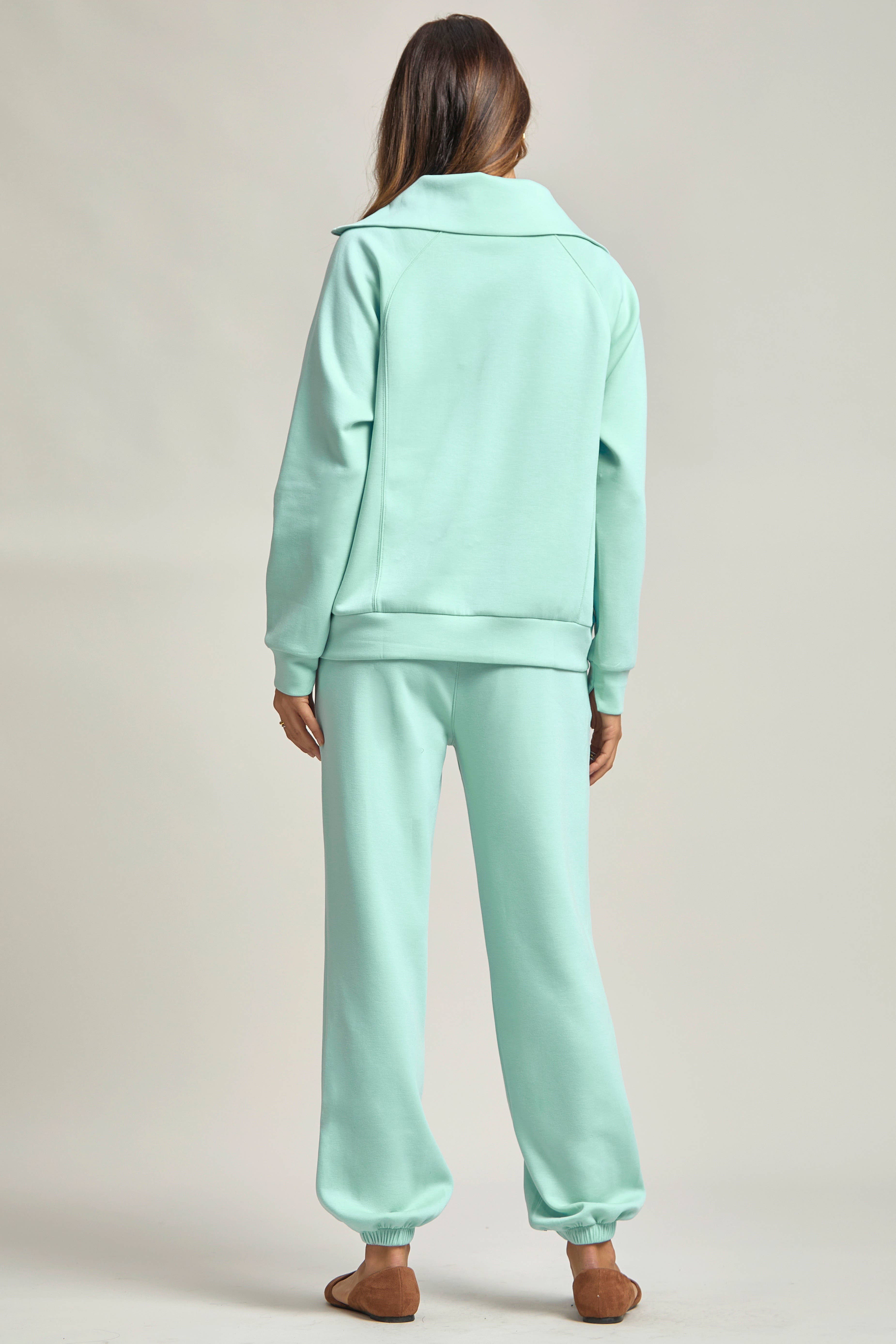 Dear Scarlett – Großhandel Loungewear-Set – Damen – Reiseset aus Modal-Pullover mit viertelförmigem Reißverschluss und Jogginghose40