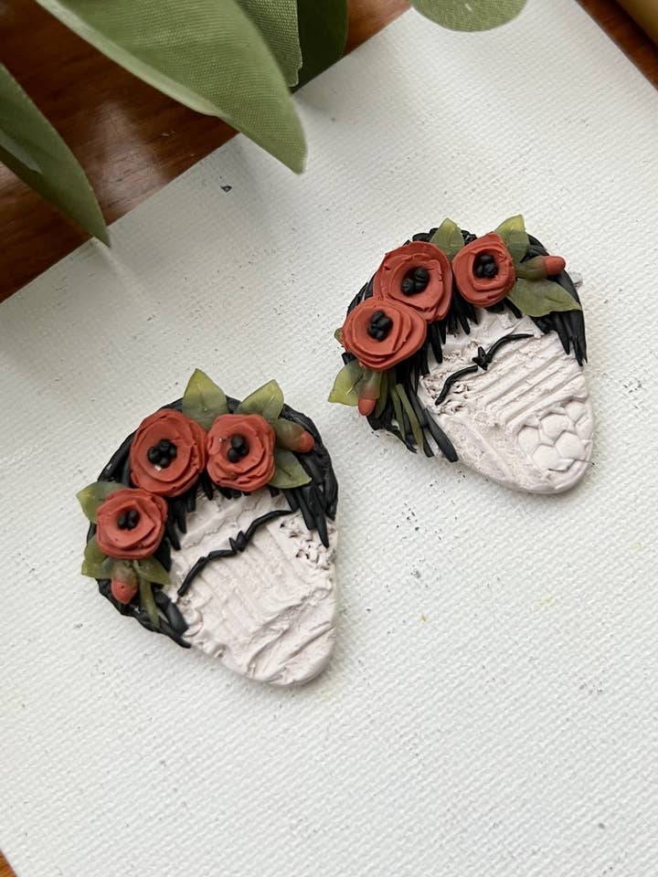 Abstrakt Frida Kahlo erklæring Polymer ler øreringe for engroshandel hos Frida Smallo Designs