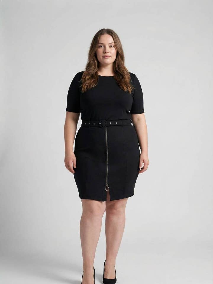 Svart kjol med dragkedja i stora storlekar (J202) för wholesale av Pomme Rouge Paris