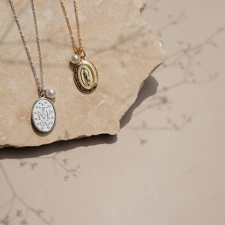 Darling & Divine Jewelry – wholesale Hänge-/berlockhalsband – Mirakelmedaljonghalsband – katolskt halsband med Jungfru Maria, present1