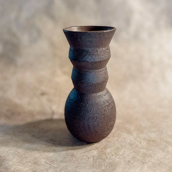 Olivia Snow Ceramics - Wholesale Vaas - Vaas nr. 3 Handgemaakte schuine keramische vaas in donkerbruin2