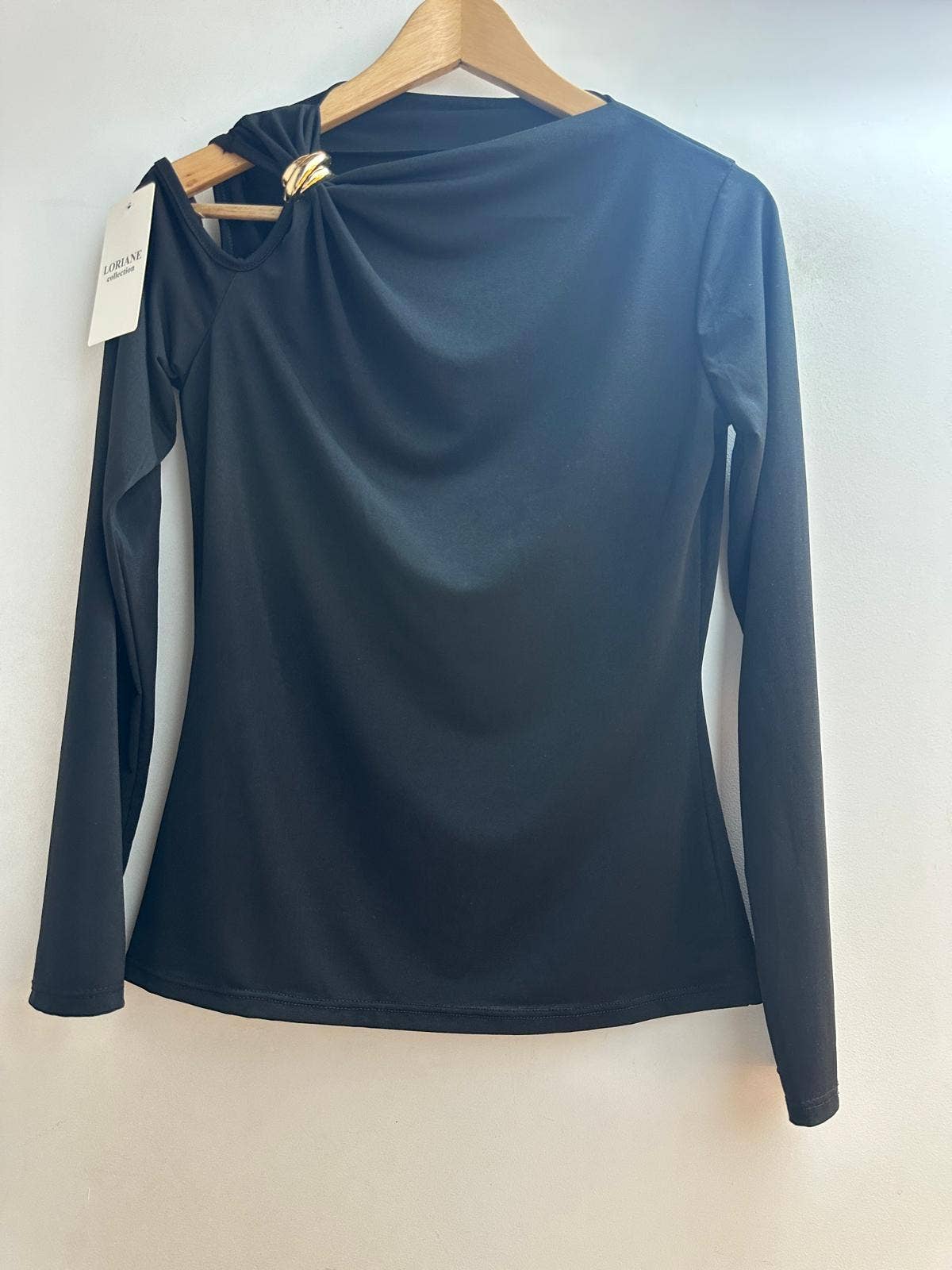 LORIANE - Wholesale T-Shirt - Women's - T10363 Asymmetric solid top with a brooch0