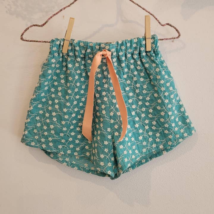 COURTE FLEUR BRODÉE pour la vente par Mia y Lia