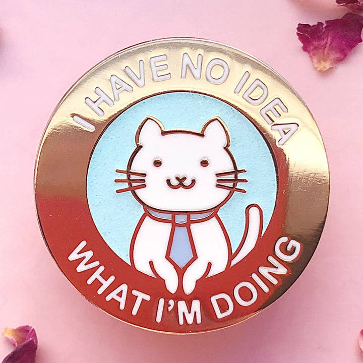 Ik heb geen idee wat ik aan het doen ben Office Cat Enamel Pin voor wholesale door Alum and Ink