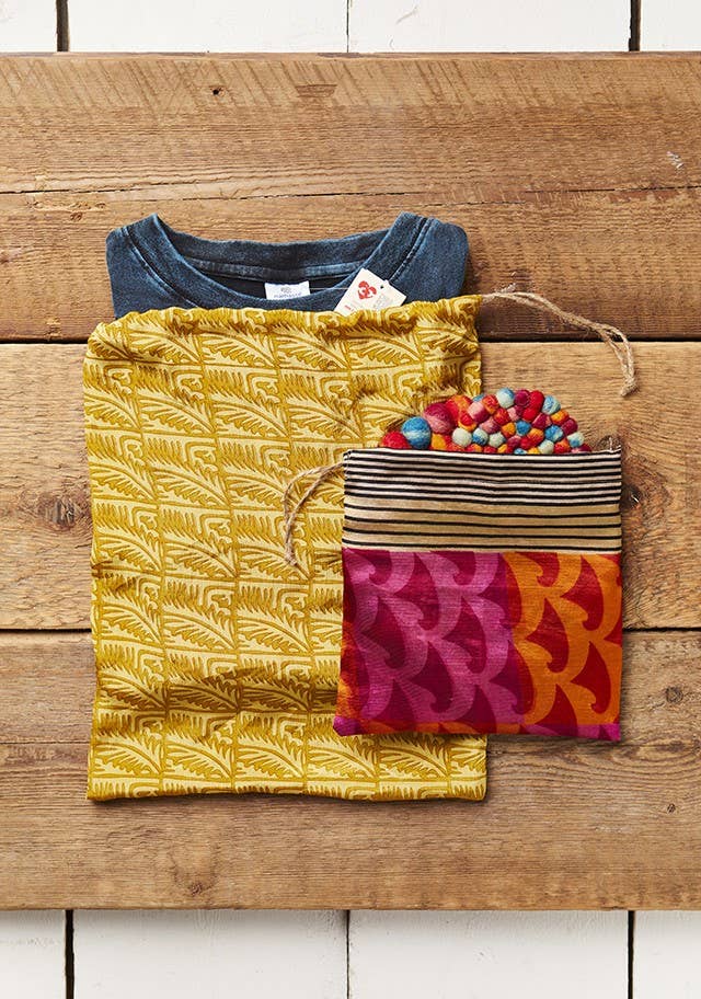 Namaste - Vendita all'ingrosso Buste regalo - Sacchetto regalo in sari riciclato con coulisse 30 x 30 cm1