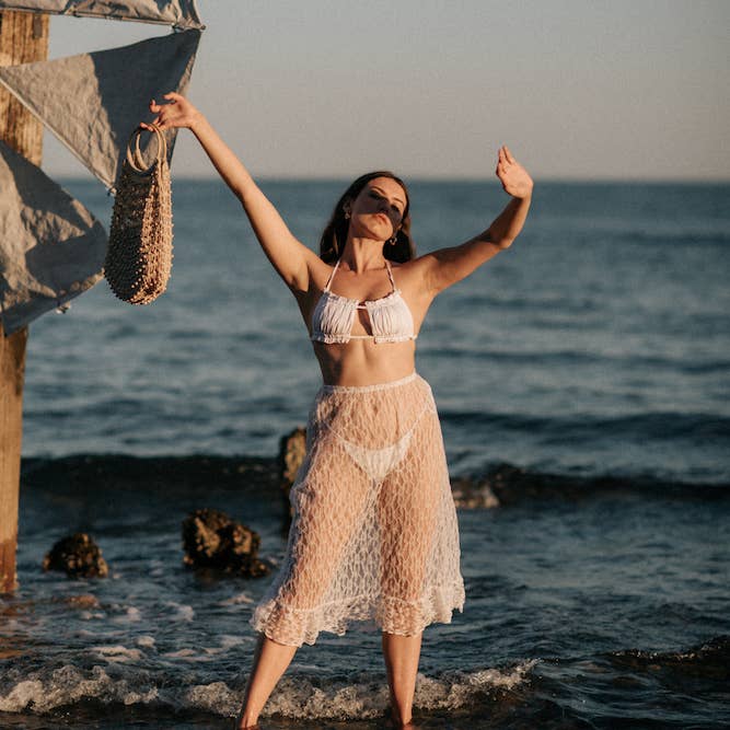 Fort the Label (previously Folk Fortune) - Venta al por mayor Bolsa de playa - Bolsa de red de crochet con cuentas de madera y asas de bambú7