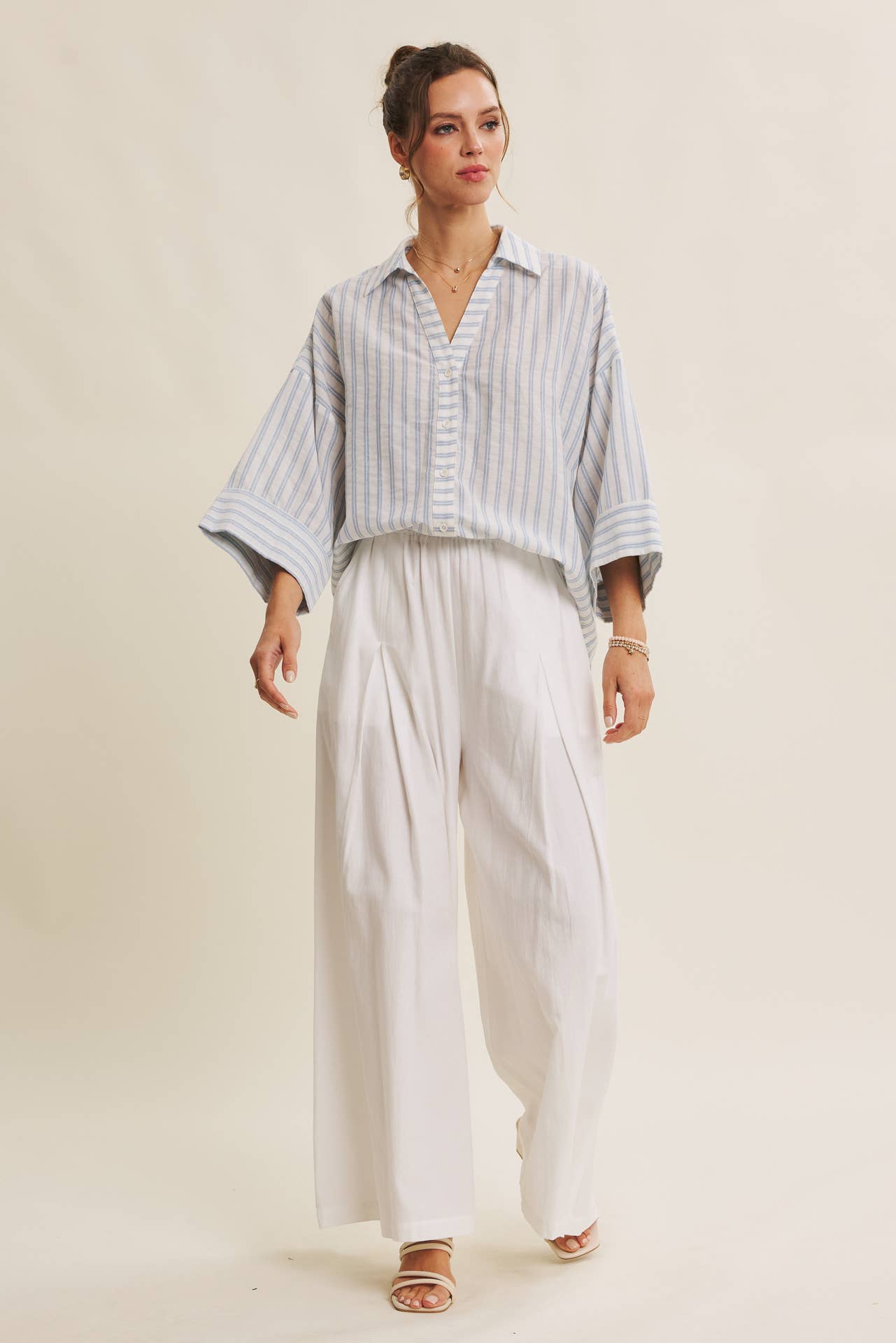 in february – Engroshandel Skjorte med buttondown – til kvinder – PERFEKT STRIBET SKJORTE MED KNAPPER OG BREDE ÆRMER TIL OVERGANGSPERIODEN16