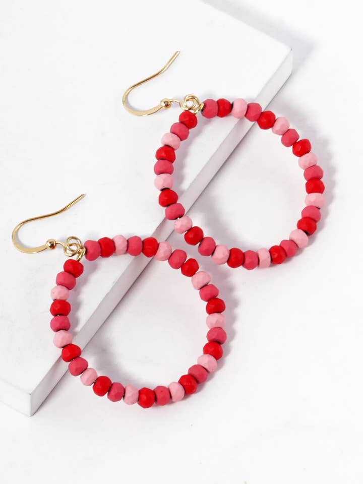 Farbige facettierte Perlen-Kreis-Ohrringe mit Anhänger für den Großhandel von Wild Honey