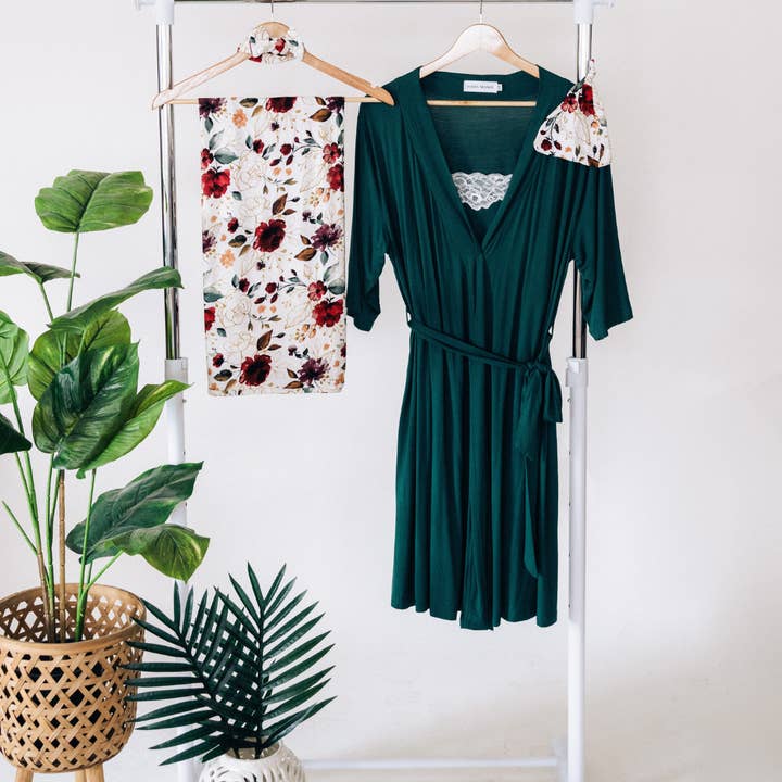 HAHA MAMA Clothing – wholesale Morgonrock - Dam – Smaragdgrön förlossningsklänning för gravida & röd ros omlottfilt