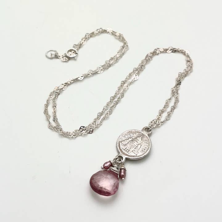 Collier pièce La Vie en Rose Paris avec topaze rose pour la vente par Andrea Savar Creations