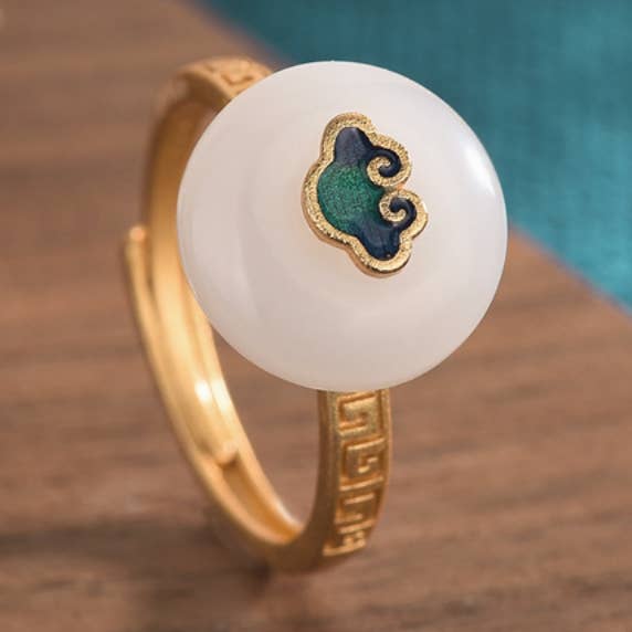 Anneau ouvert nuage flottant sur jade de style asiatique pour la vente par Bright MacMing