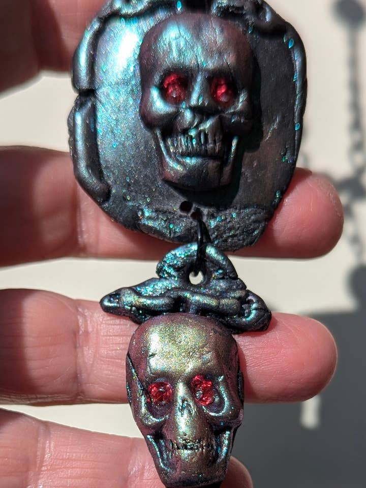 Collar de Calavera Espeluznante Joyería de Halloween Hecha a Mano por Sugar Gay Isber – Único en su Tipo, ¡Listo para Enviar! Cadena negra de 22 pulgadas Unisex para venta al por mayor de Gay Isber Designs