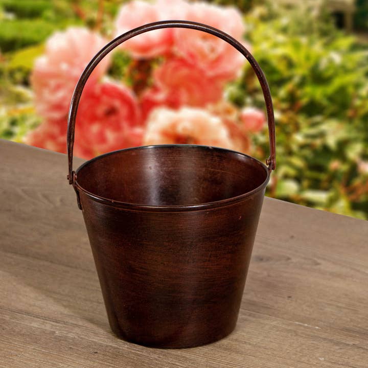 Bucket som en urtepotte. Bordeaux rød. håndtag. årgang. for engroshandel hos Antikas