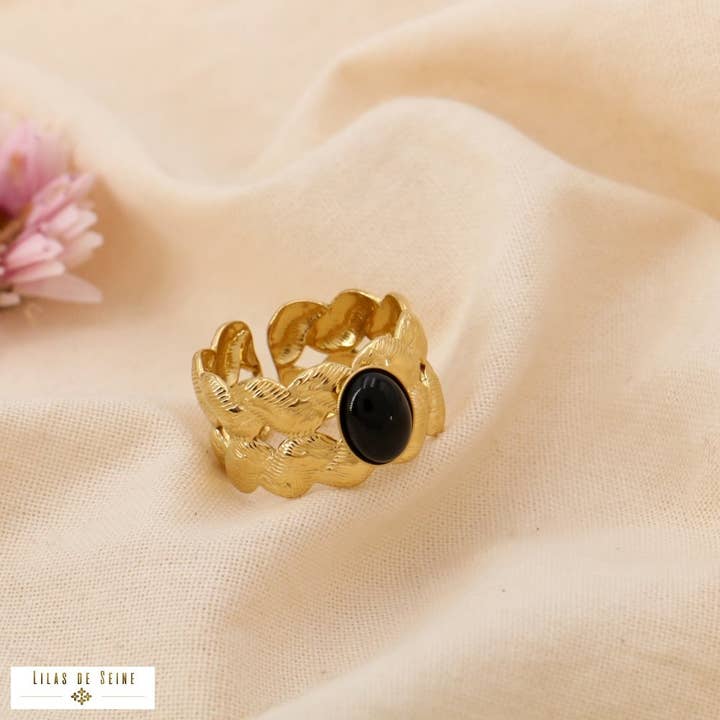 Justerbar ring i guldfarvet rustfrit stål med tekstureret chevron og naturlig perlemorssten 0425034 for engroshandel hos Lilas de Seine