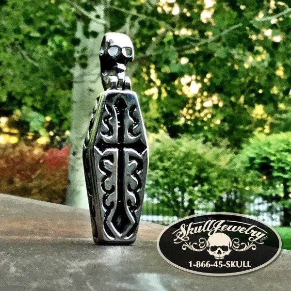 SkullJewelry.com - Vente Breloques/médailles personnalisées - Pendentif Cercueil Crâne en Acier 'Dream On' (#p022)1