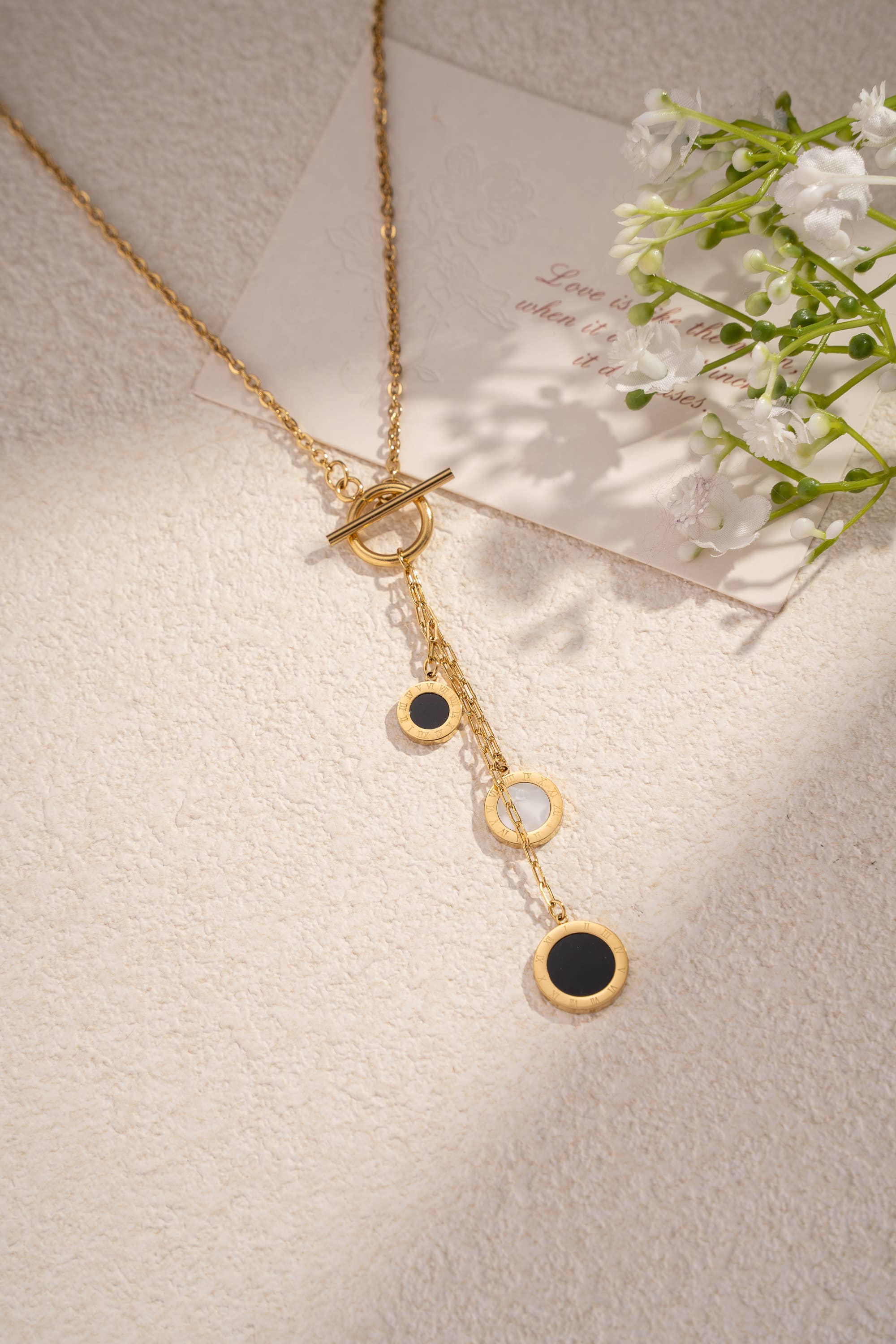 COSMOS - Vendita all'ingrosso Collana con ciondolo/pendaglio - Collana medaglione dorato con numeri romani – Eleganza senza tempo0