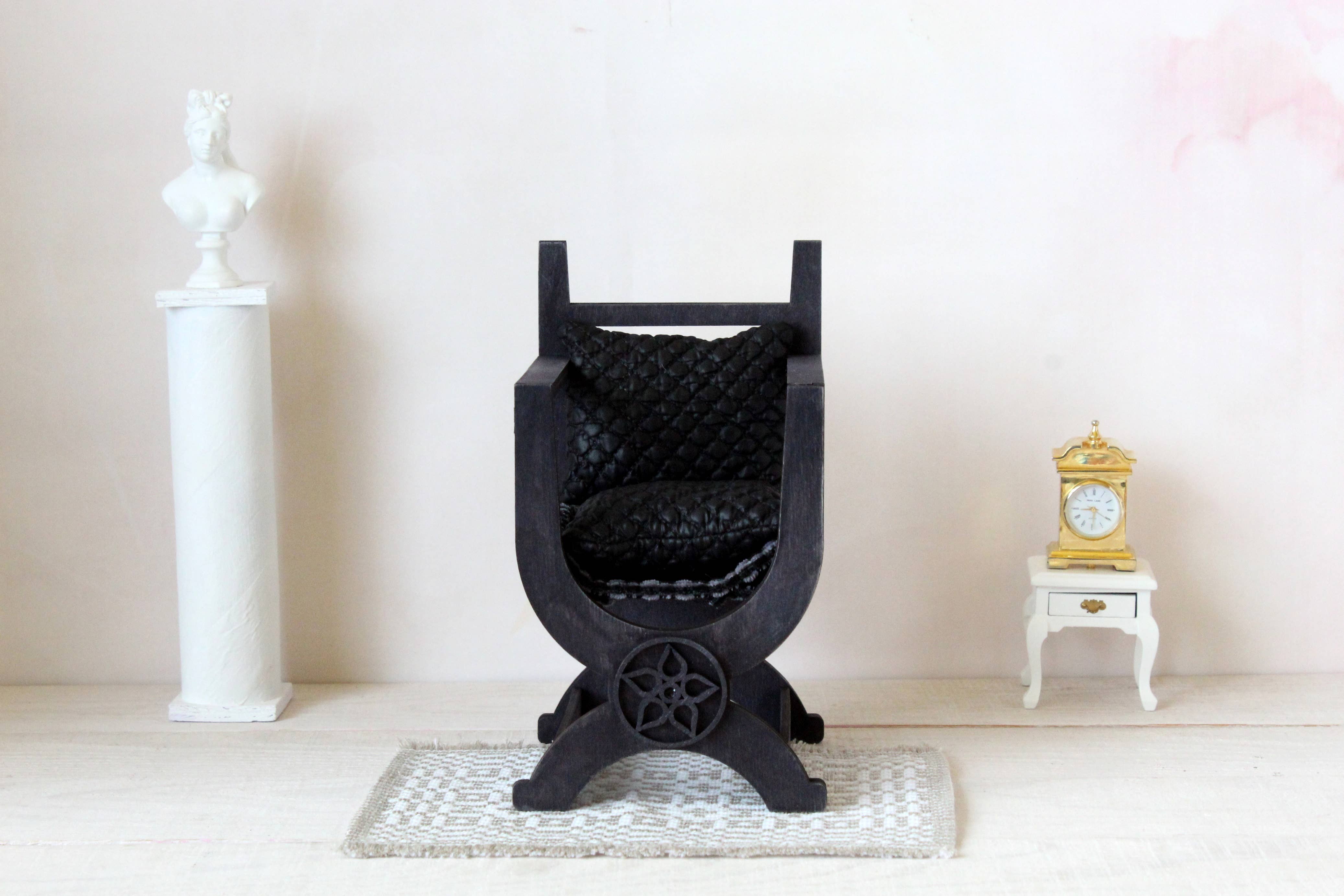 Lenasminiland – Großhandel Puppenzubehörset – Kinder – Miniatur-Tudor-Stuhl, X-gerahmte Königin Mary Sessel Replik2