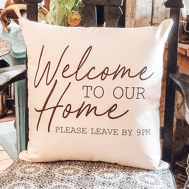 AbbyKate HOME – wholesale Dekorativ kudde – Välkommen till vårt hem Vänligen lämna vid 21:00 kudde0