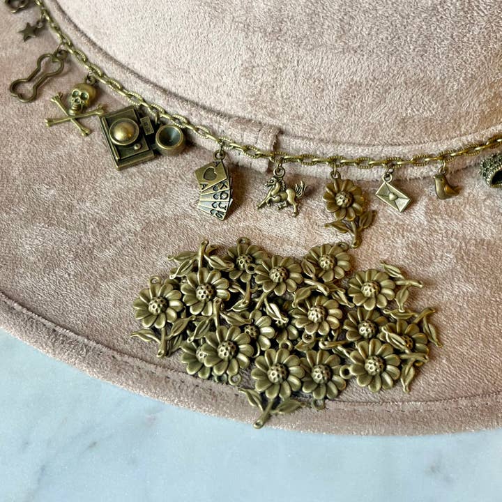 Pendentif Fleur de Tournesol Bronze pour la vente par Brand Dandee