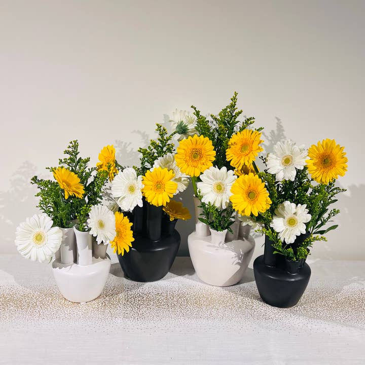 Keramische buisvaas in wit en zwart, klein en middelgroot voor wholesale door .AVPV. Studio