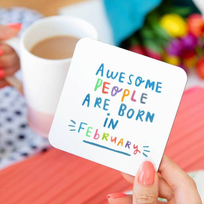 Dessous de verre d'anniversaire « Les gens géniaux sont nés en février » pour la vente par Ellie Ellie LTD