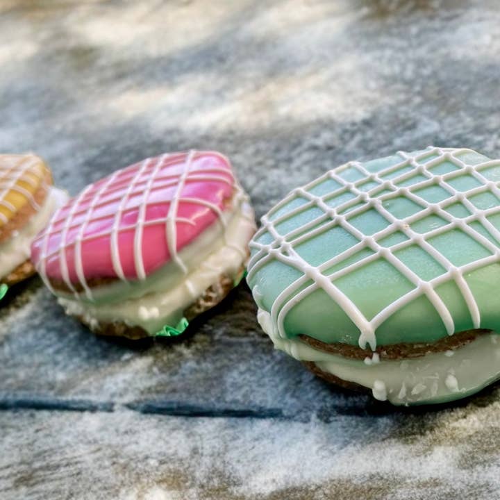 Macaroon dog treats for wholesale by YumYum4DOGS