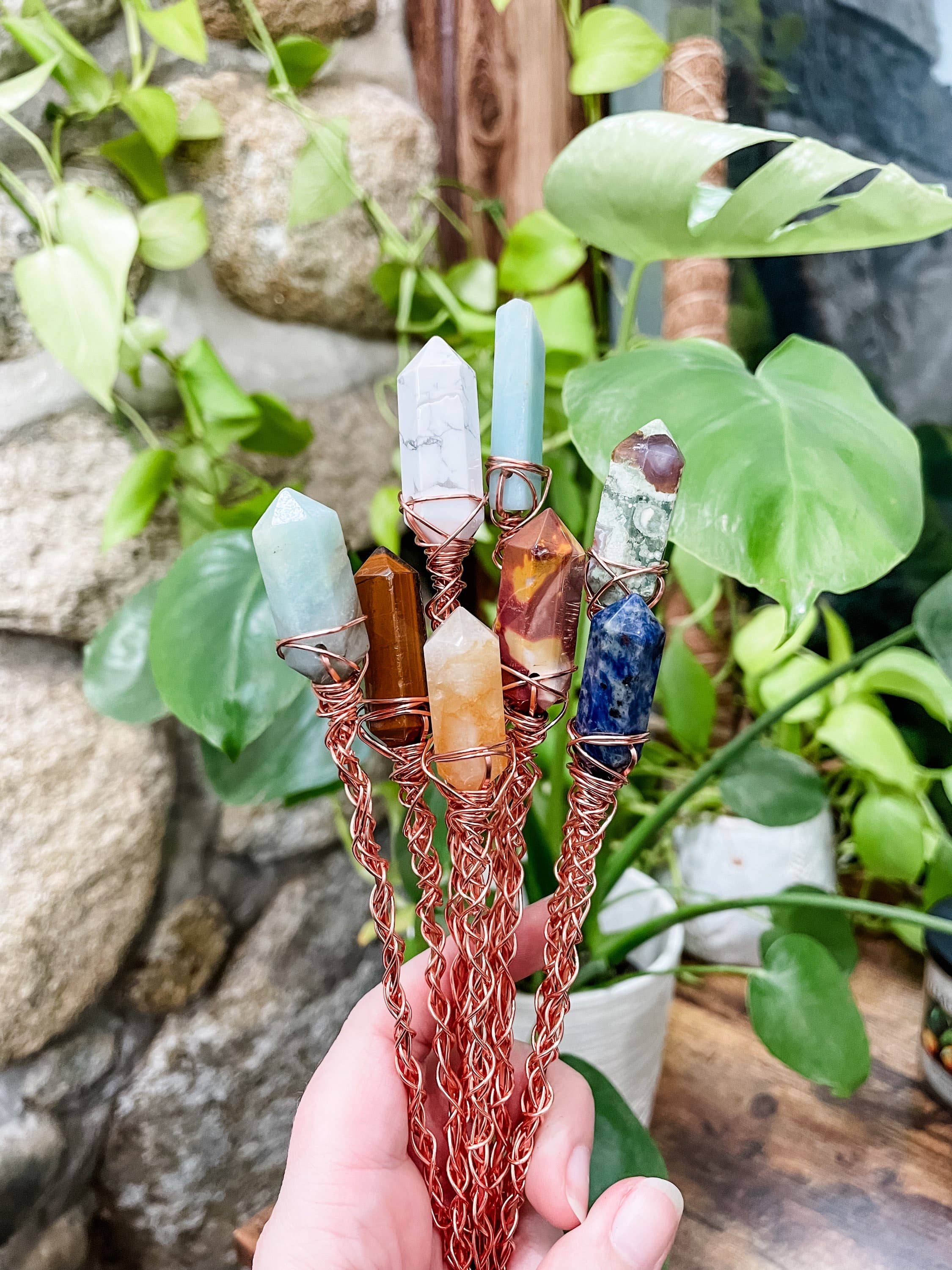 Wrapped Up In Jewelry - Venta al por mayor Postes de jardín/césped - Estaca de planta de cristal de cuarzo rosa envuelta en alambre de cobre2