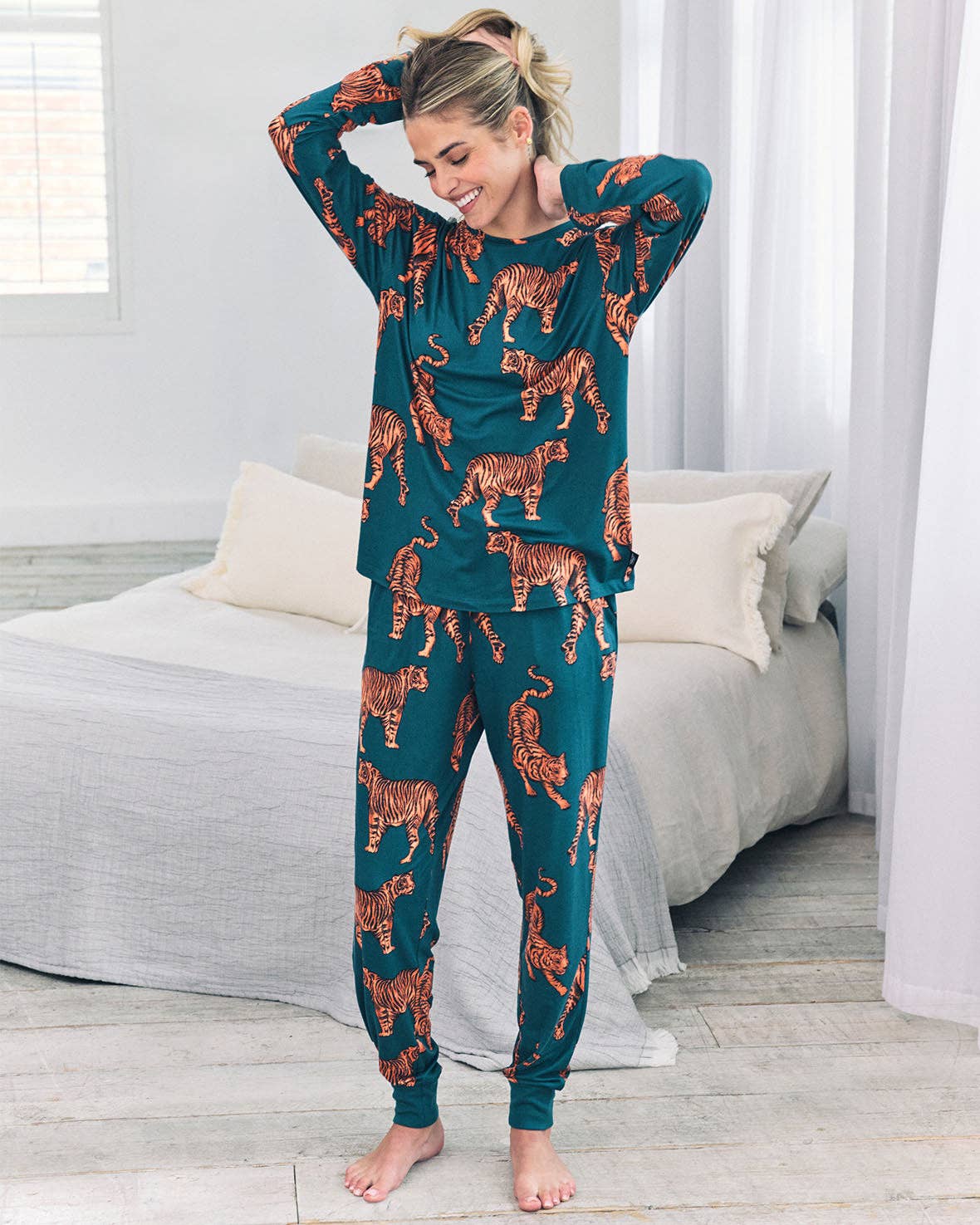 Chelsea Peers - Wholesale Sleepwear Set - Women's - Tiger Print Long Pyjama Set