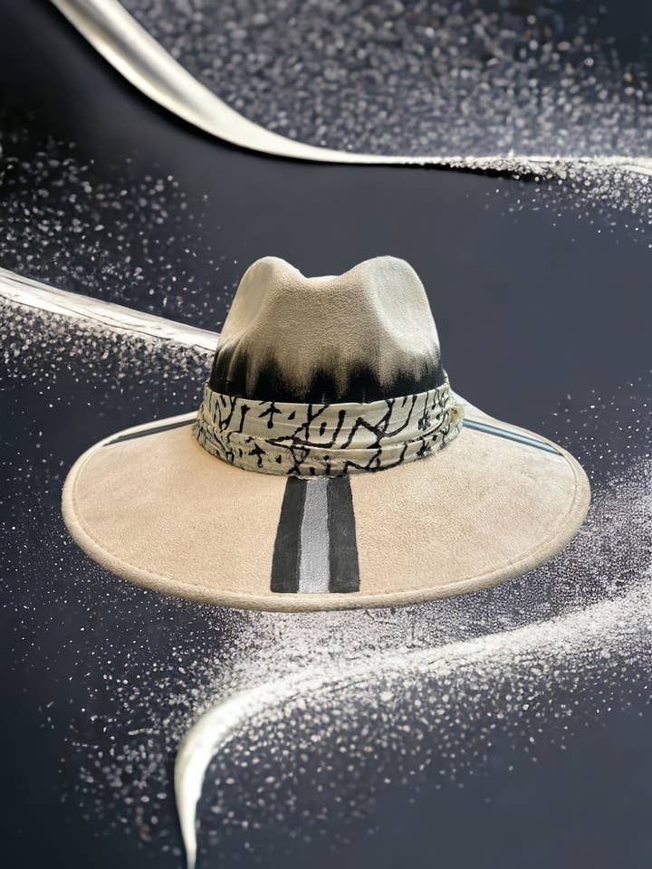 Chapeau en daim peint à rayures tribales pour la vente par Bella Soul