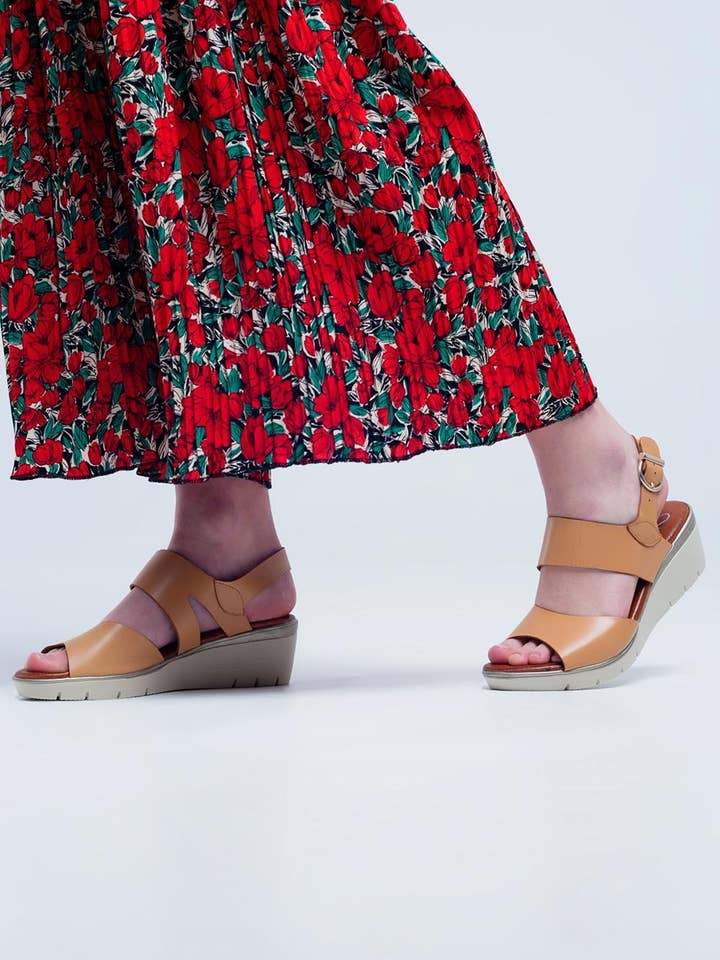 Sandales compensées de couleur beige pour la vente par Q2—All Orders:Free Duties for the US,UK,and Canada