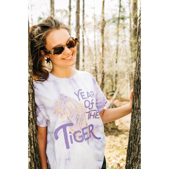 T-shirt Tie Dye Year of the Tie Dye - T-shirt graphique violet et doré pour la vente par Pink House On River Road