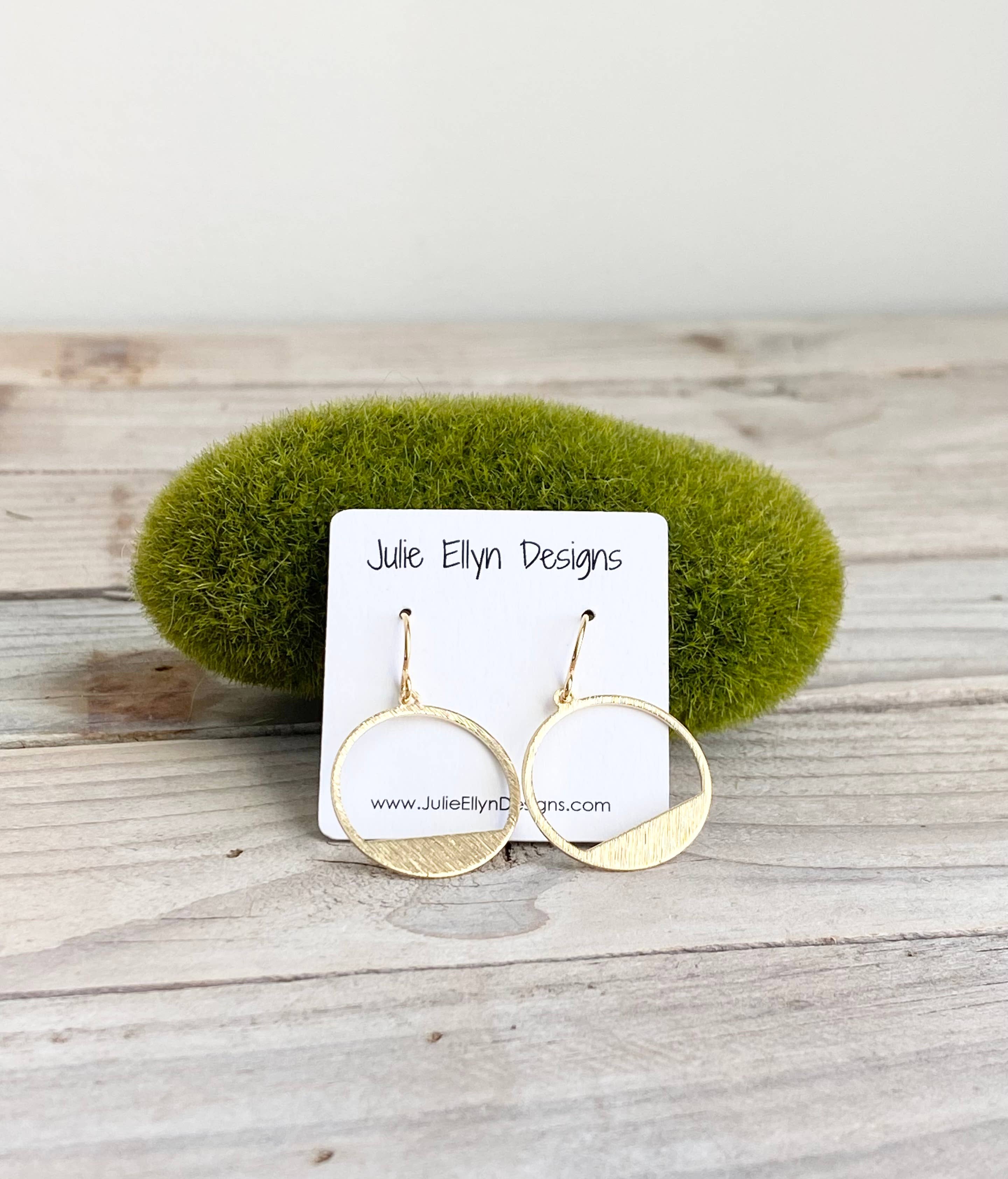 Julie Ellyn Designs - Vente Boucles d'oreilles pendantes - Boucles d'oreilles rondes en laiton brossé1