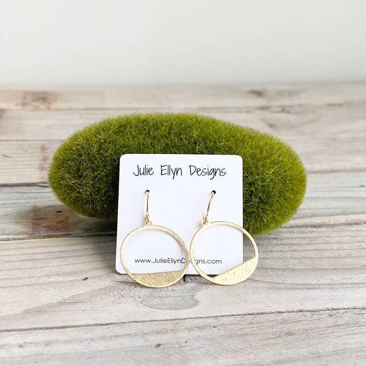 Julie Ellyn Designs - Vente Boucles d'oreilles pendantes - Boucles d'oreilles rondes en laiton brossé1