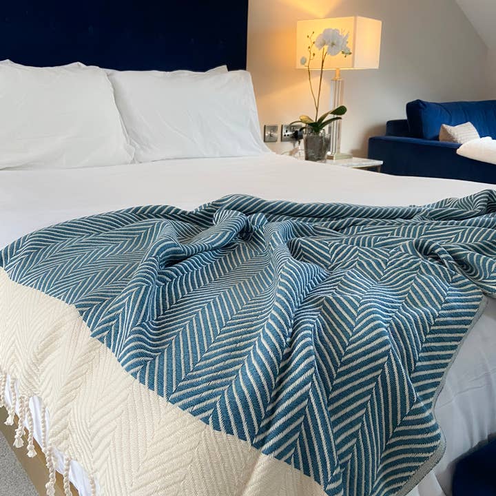 Bettdecke aus natürlicher Baumwolle mit Chevronmuster — Quetzal Blue für den Großhandel von Living Roots