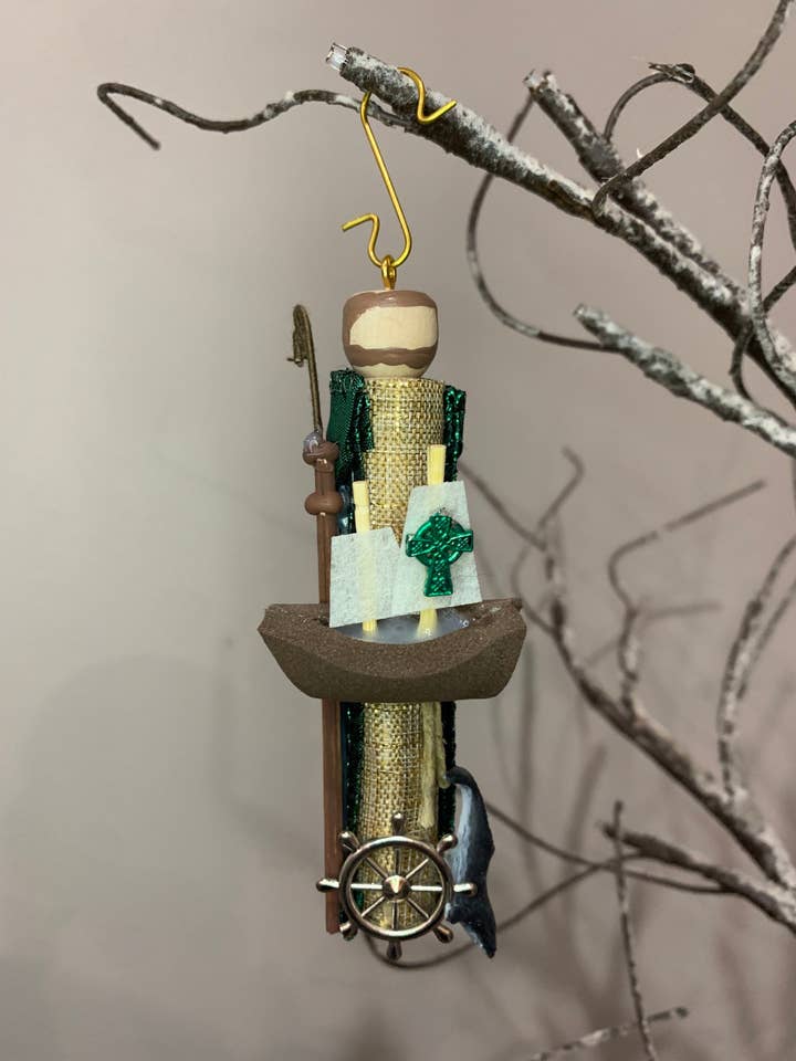 Bambola ornamentale in legno con San Brendan di Clonfert (Il Navigatore) per la vendita all'ingrosso da parte di Our Saint Family