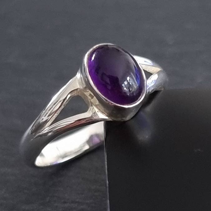 Mistry Gems - Wholesale Single Stone/Solitaire Ring - Unisex Oval Amethyst Ring | 925 Sterling Silver, R3AO4