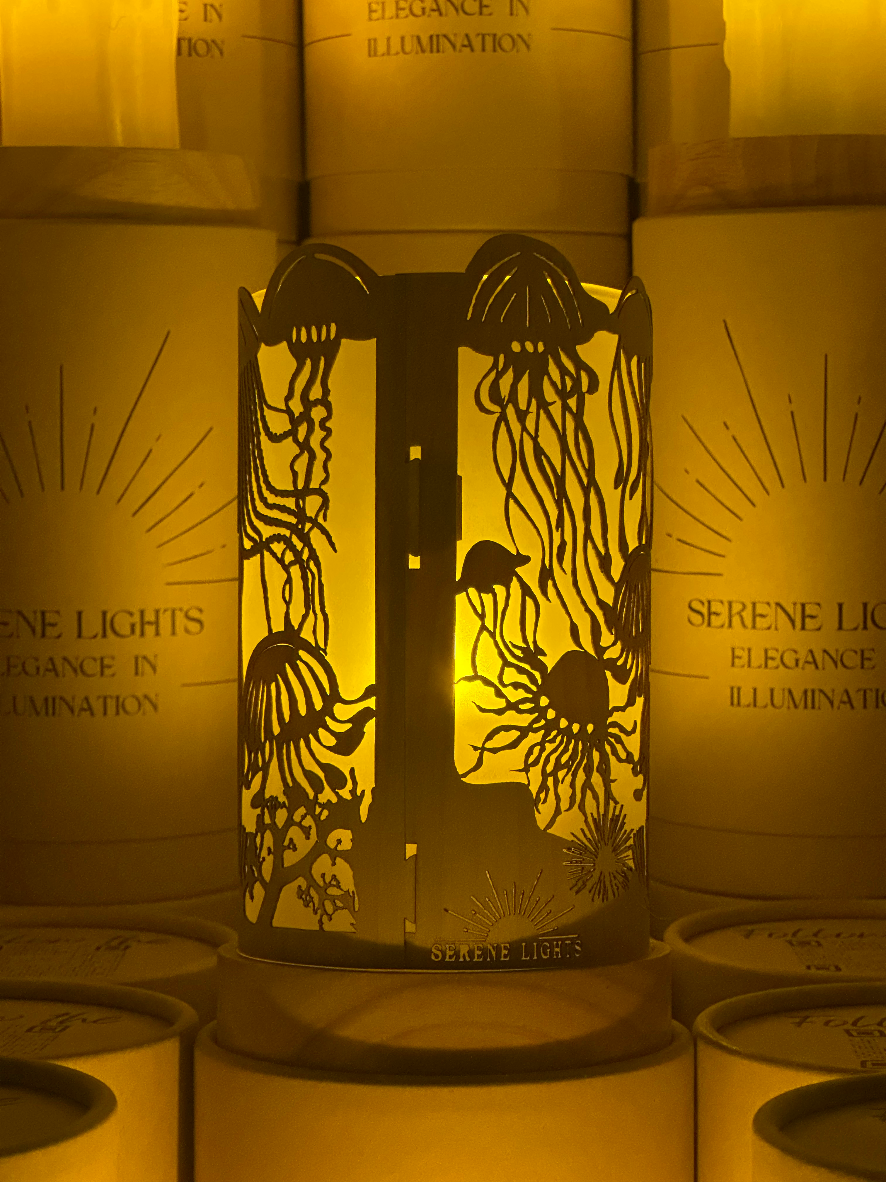 Serene Lights - Venta al por mayor Artículo decorativo de mesa - JellyFish, portavelas decorativo con grabado láser, chapa de madera hecha a mano, vela LED recargable5