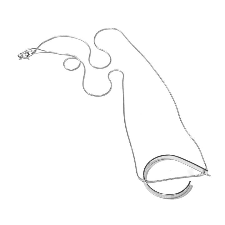 Grand collier Asym, bijou dynamique et minimaliste de la longueur d'un opéra pour la vente par AW | MW